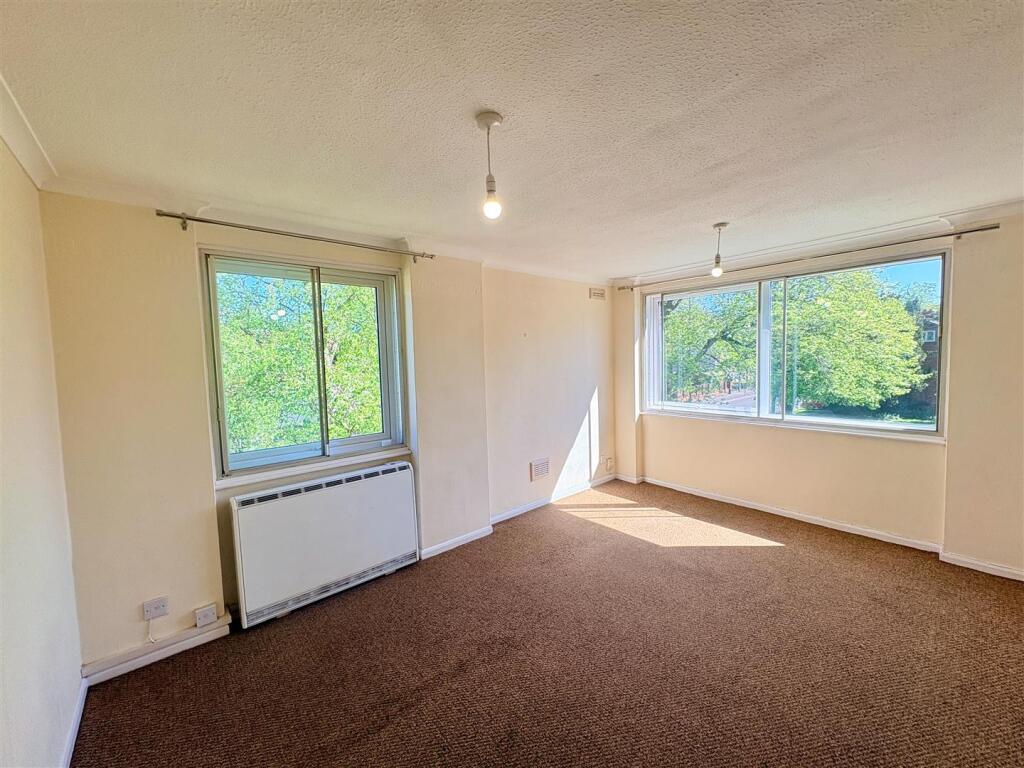 Apartment in Wolverhampton, Goldthorn Hill - View 3