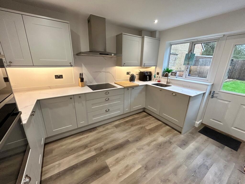 Jasmine Close, Yeovil, BA22 – další