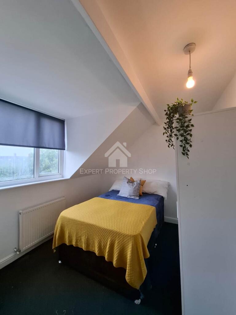 **ROOM AVAILABLE** R4, 77 Newcastle Avenue,Worksop.