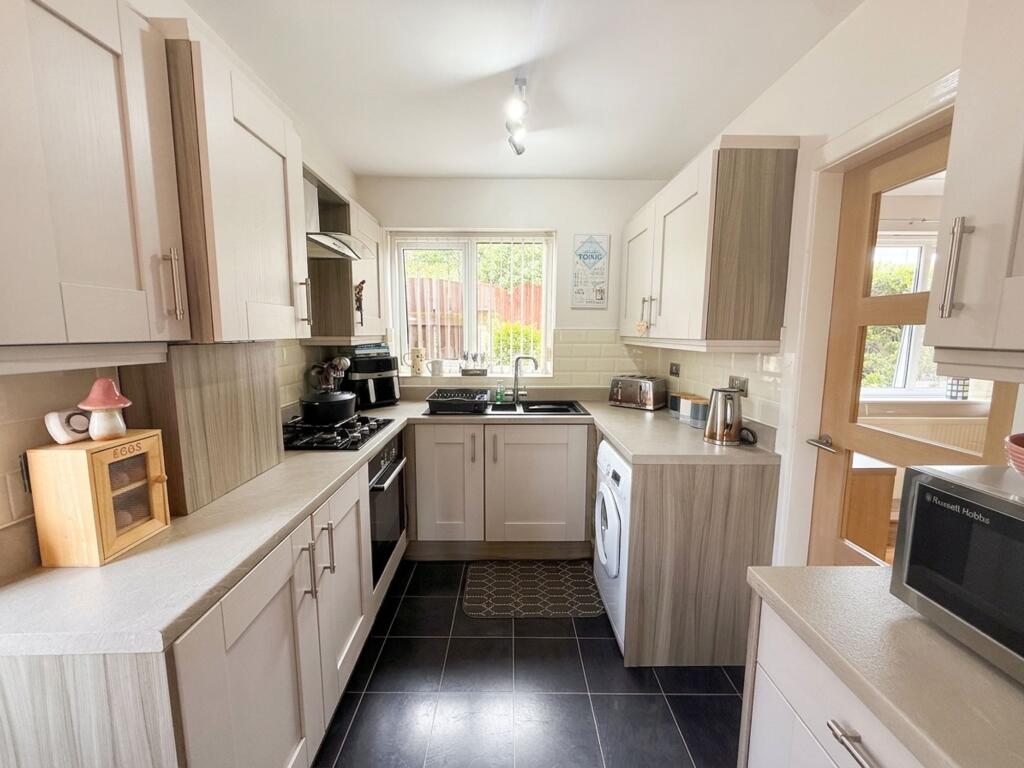 Langdale Drive, Huddersfield, HD5 photo 3