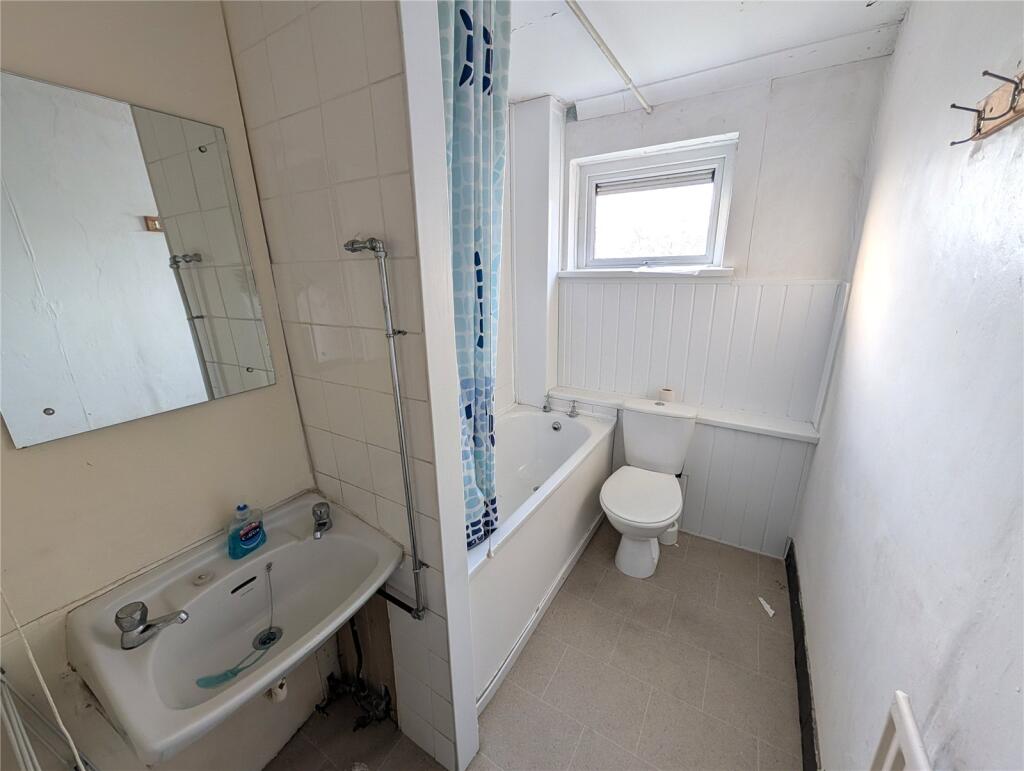 Apartment in Wolverhampton, Tettenhall - View 5
