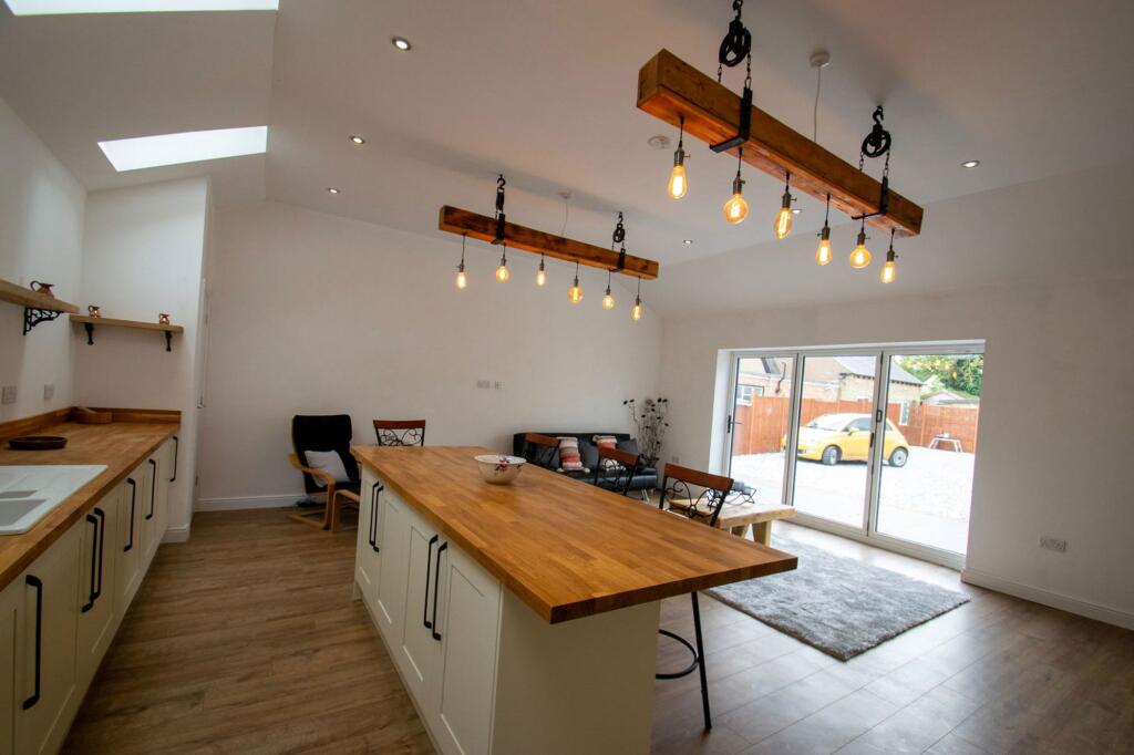 2 bedroom detached bungalow for sale in Greenfield Road, Pulloxhill, MK45 - View 3