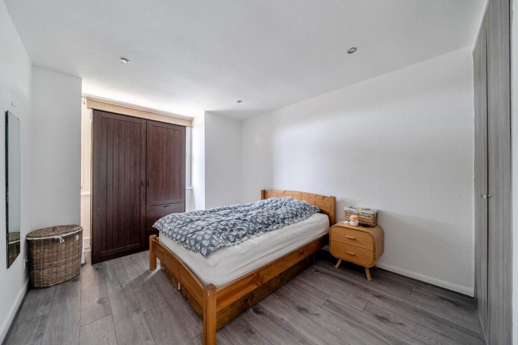 Apartment in Kingston upon Thames - More