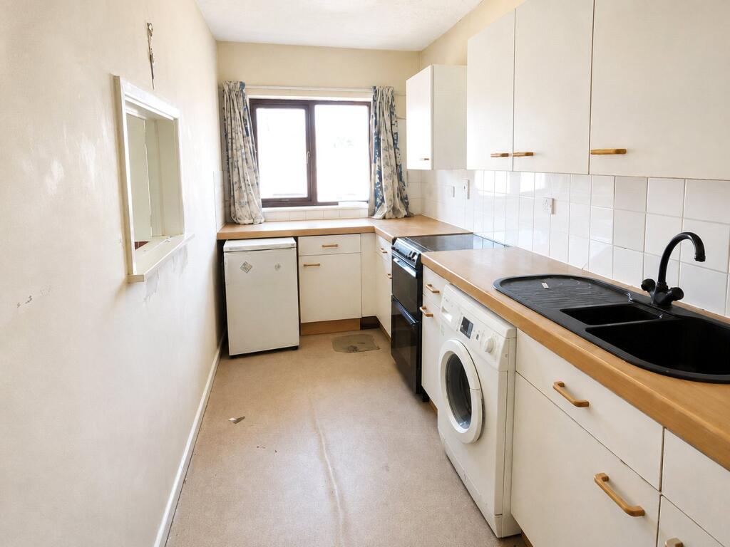 Apartment in Christchurch, Pokesdown, Bournemouth - View 2