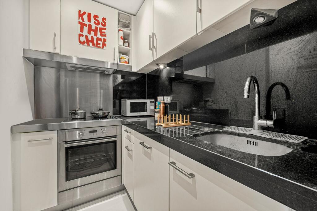 Apartment in London, Blackwall - View 2