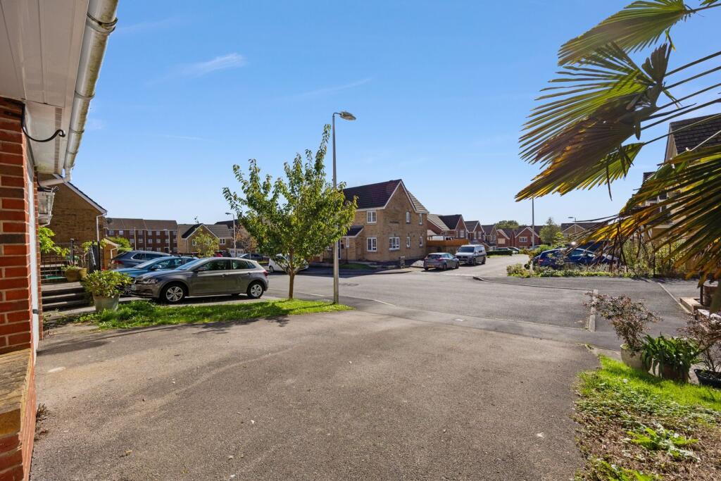 House in Llantwit Fardre, St David's Manor Estate - View 4