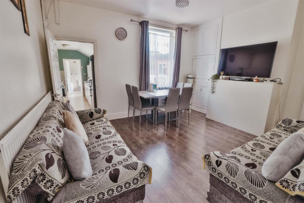 House in Wolverhampton, West Midlands - More