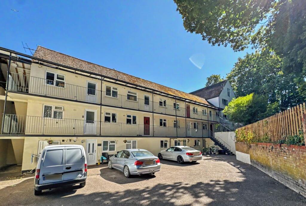 Main image of property: Flat 8, Chilton Court, Belstead Avenue, Ipswich, Suffolk, IP2 8NS
