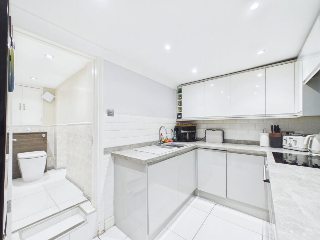 Apartment in Torquay, Torbay - View 4