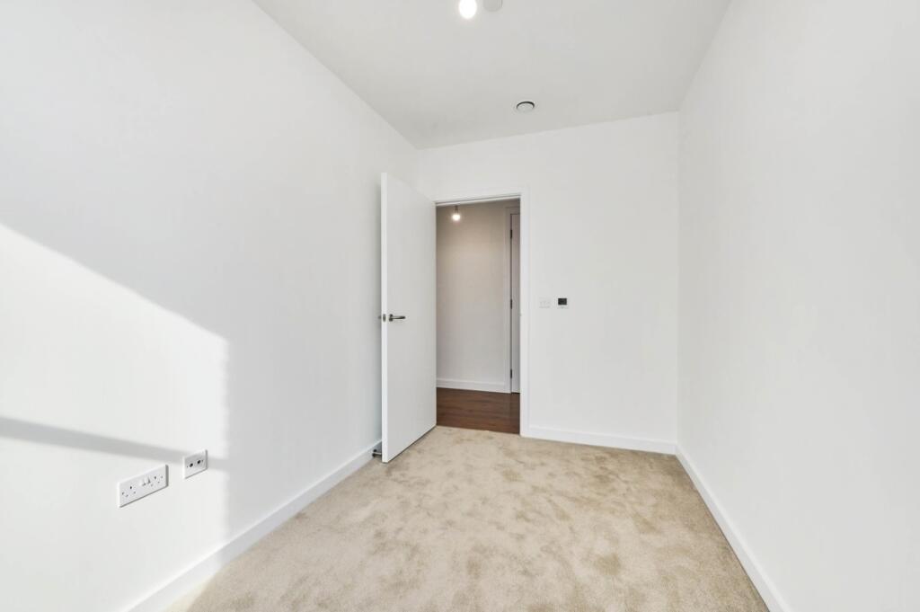 Apartment in Romford - View 4