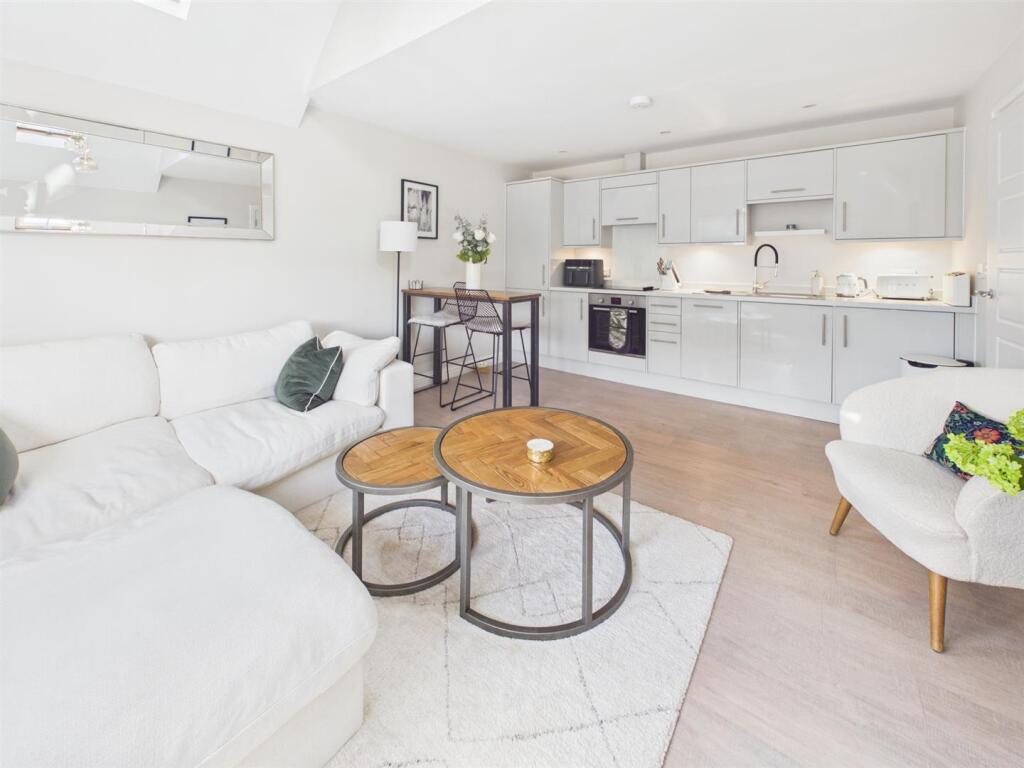 Apartment in Gloucester - More