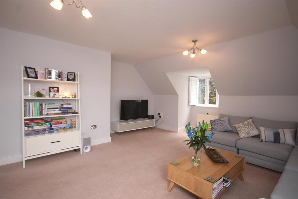 Apartment in Mole Valley, Leatherhead - View 4