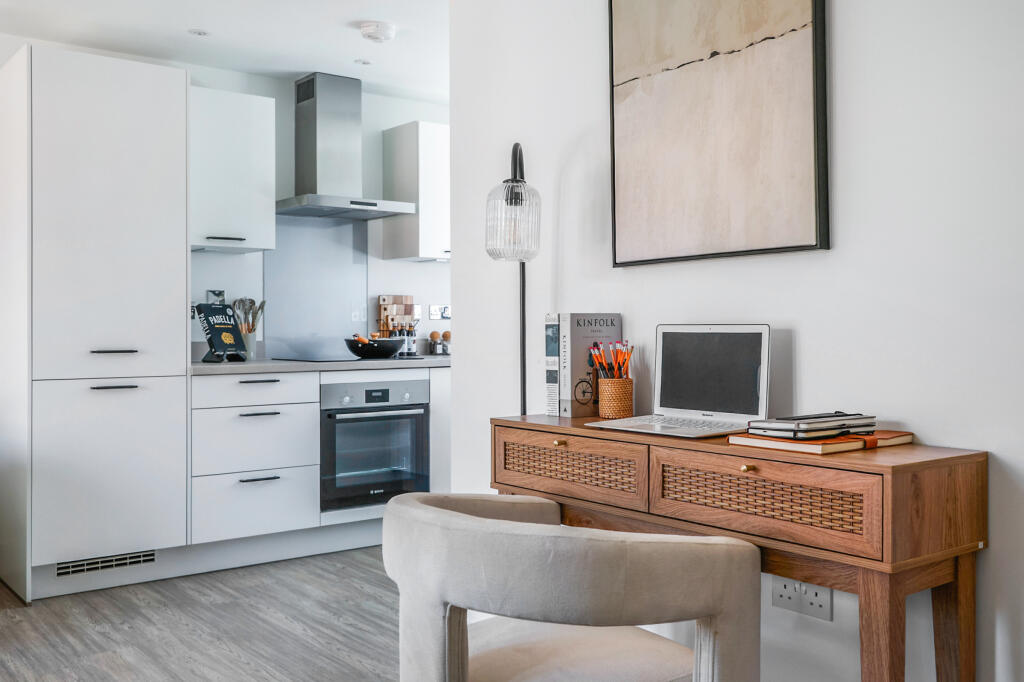 Apartment in Reigate and Banstead, Meath Green, Horley - More