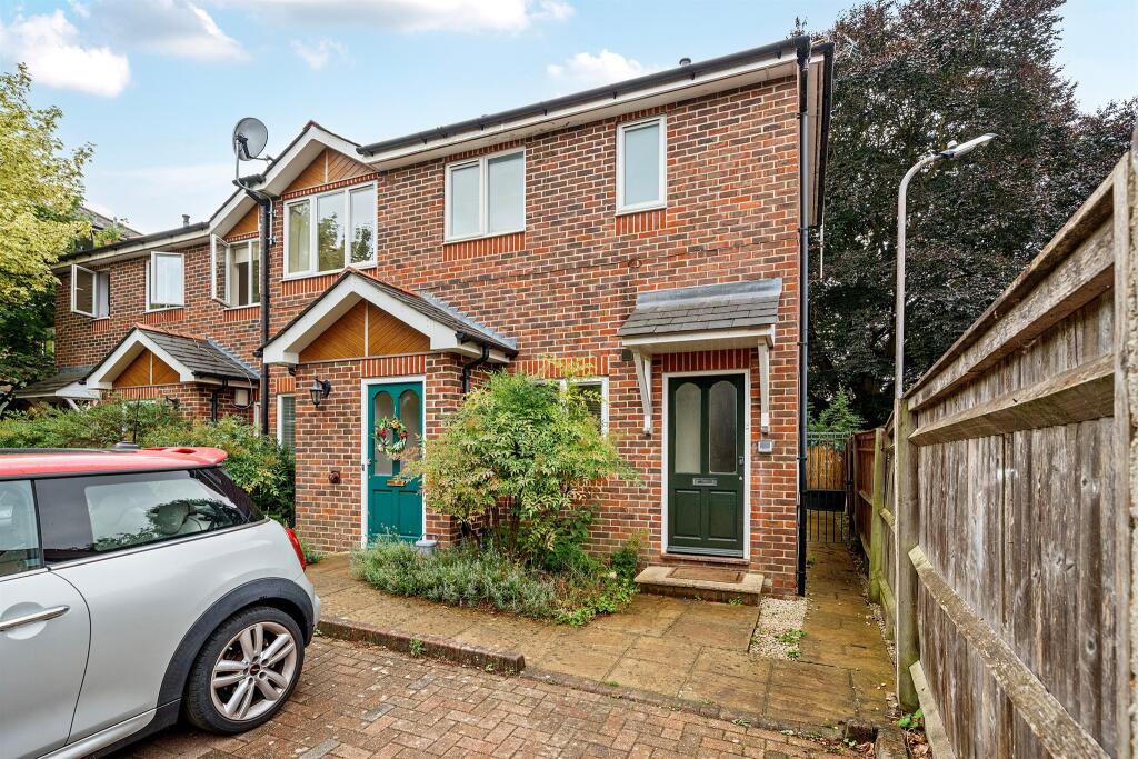 2-bed flat on Wilberforce Mews, Maidenhead, £300,000