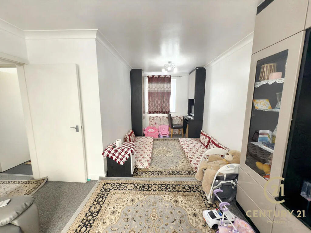 Apartment in Southall, Heston - View 3