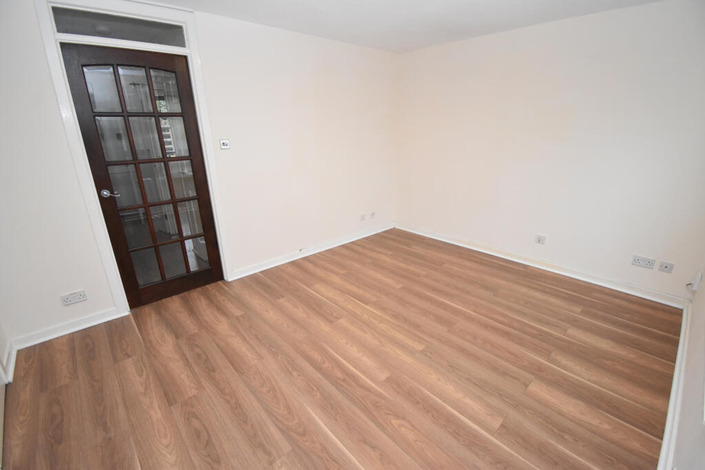 Apartment in Paisley, Castle Gait, Castlehead - View 3