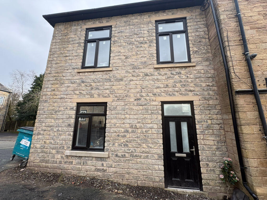 Main image of property: Flat 1b, Huddersfield Road, Oldham, Lancashire, OL4