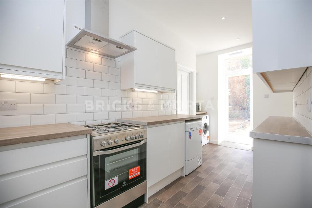 Main image of property: (£119pppw*) BILLS INCLUDED - Westgate Road, City Centre