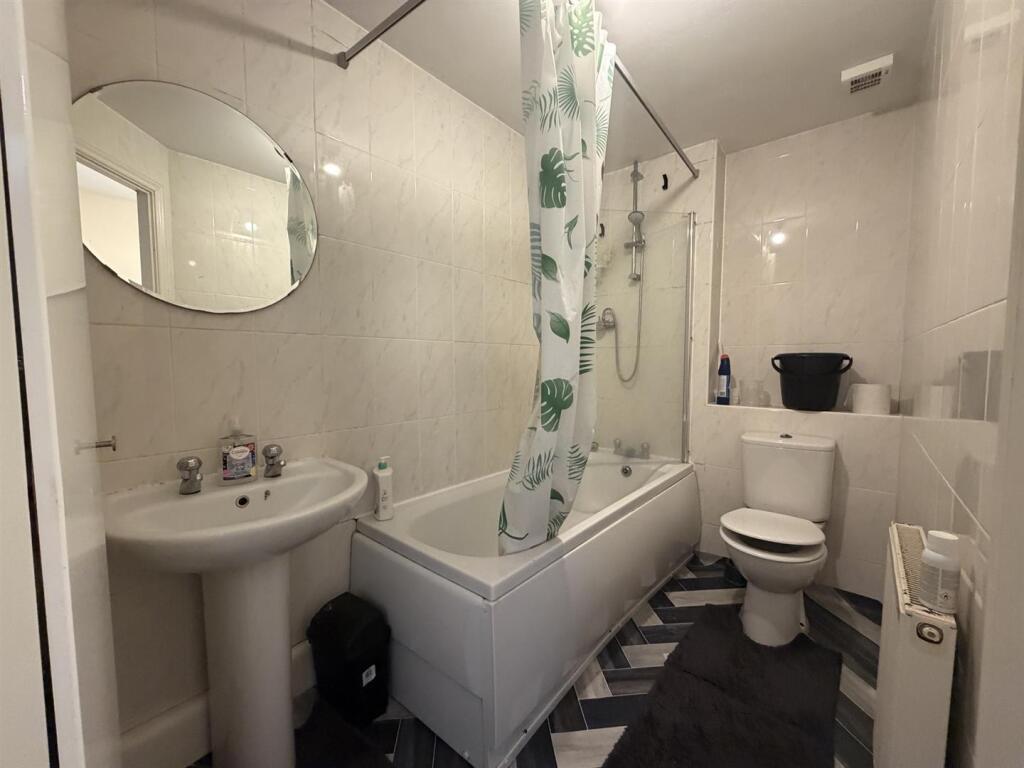 Apartment in Trafford, Old Trafford - More