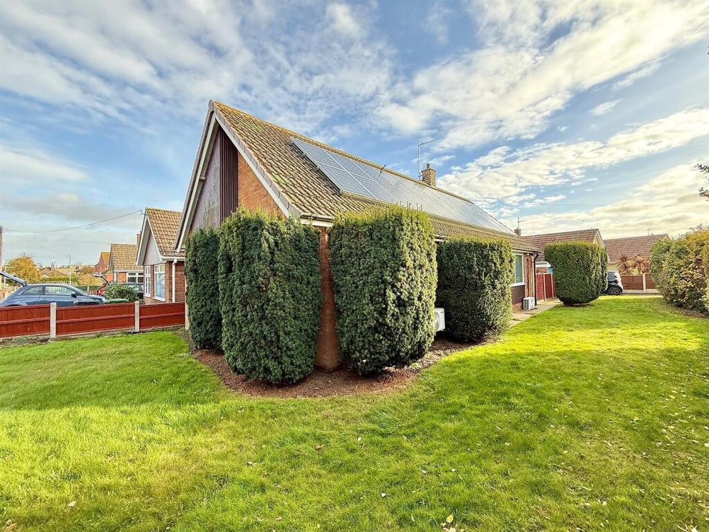 3-bed bungalow on Westerley Way, Caister-On-Sea, £285,000