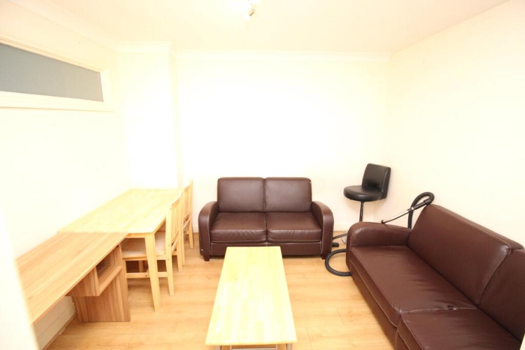 Nightingale Shott, Egham, Surrey, TW20 photo 3