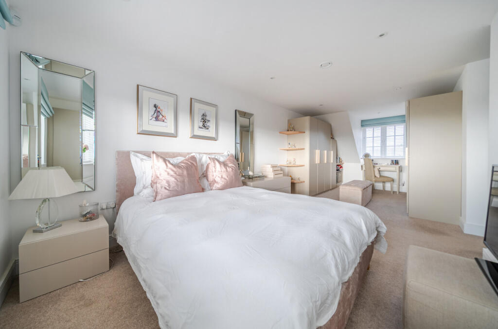 Wickham Road, Fareham, Hampshire, PO17 - View 5