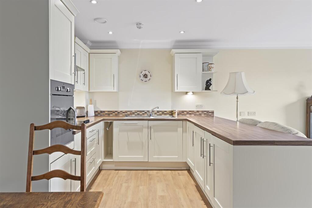 Emmandjay Court, Valley Drive, Ilkley photo 3