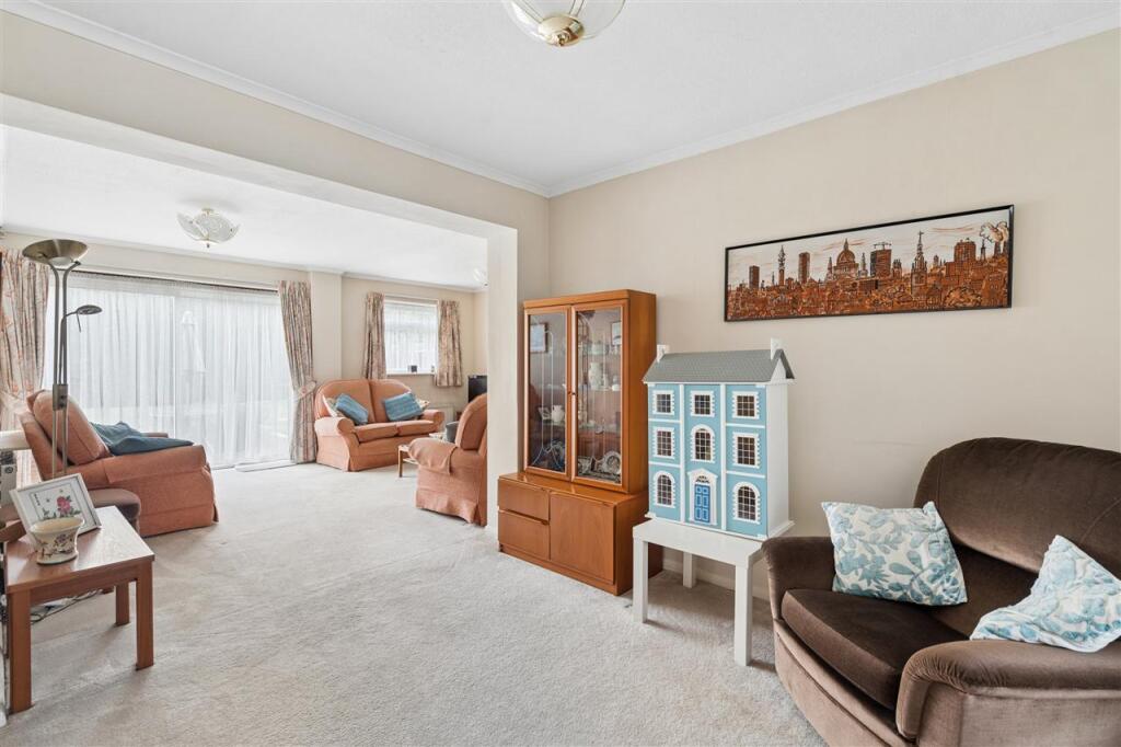 Ashcroft Drive, Denham Green photo 2