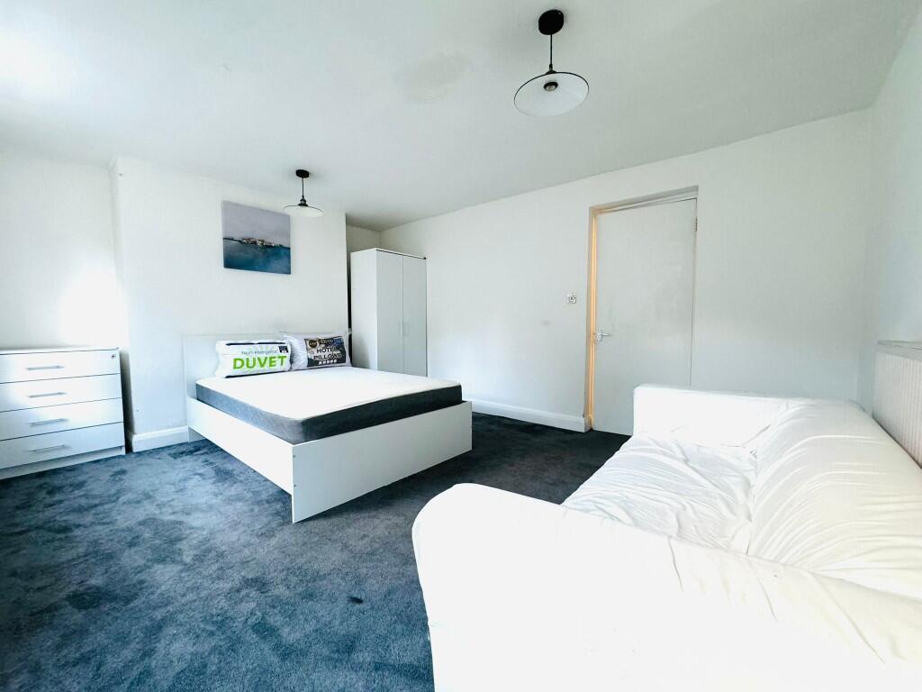 Main image of property: Cable Street, London, E1
