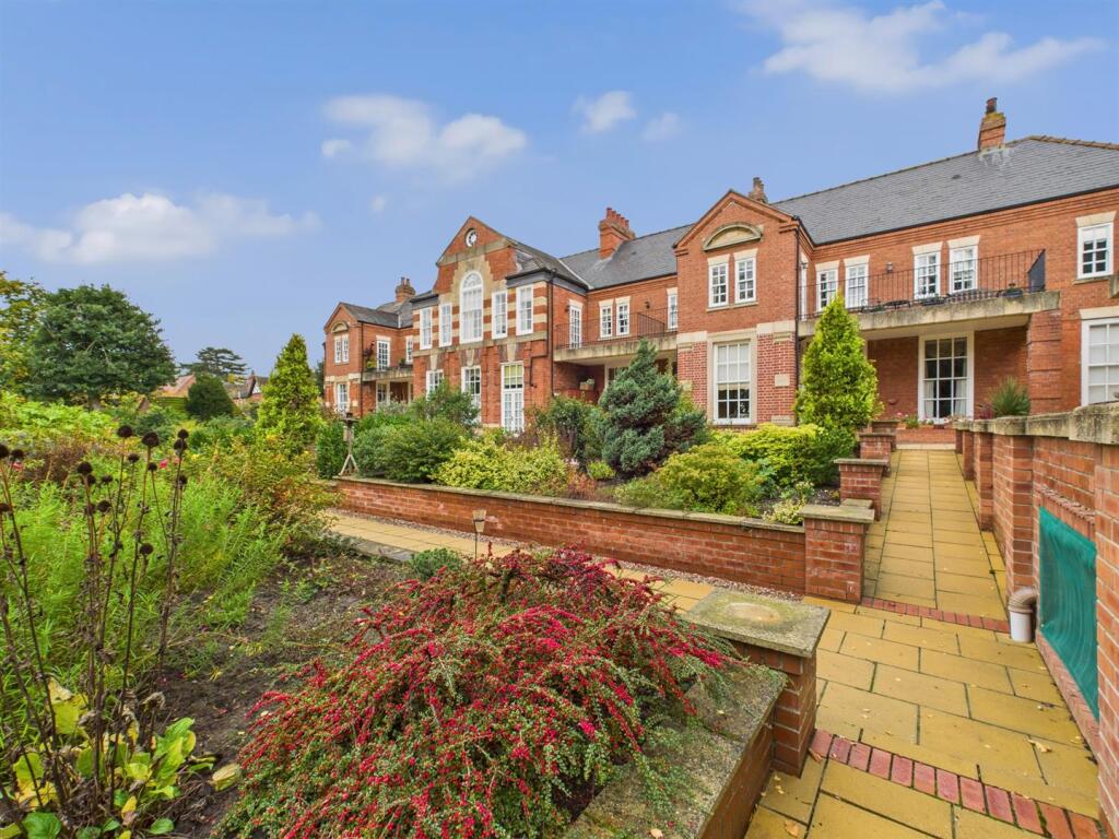 2-bed flat on 8 The Alexandra, The Broadway, Woodhall Spa, £265,000