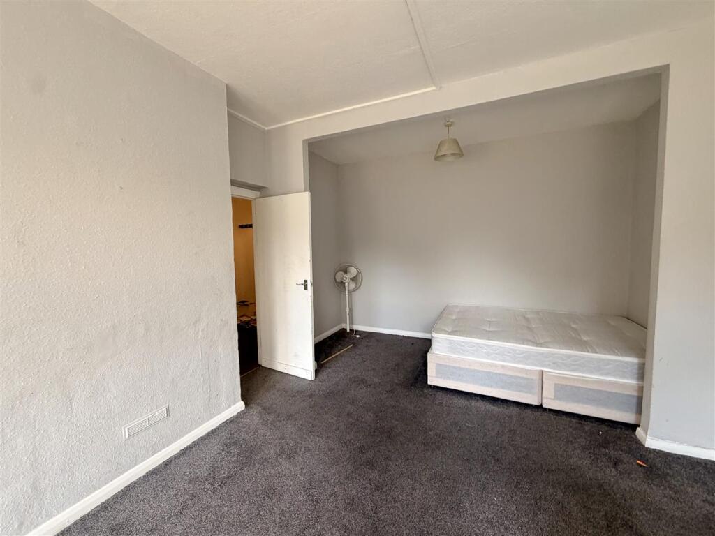 Apartment in Croydon - View 3