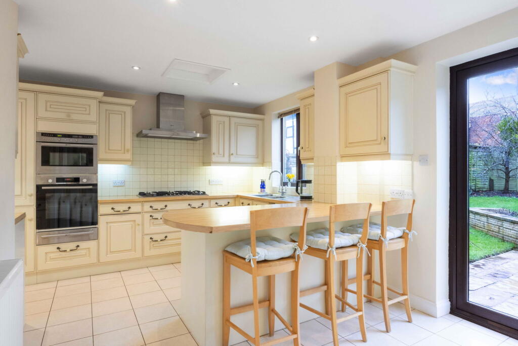 Briarbank Rise, Charlton Kings, Cheltenham, GL52 6XR photo 3