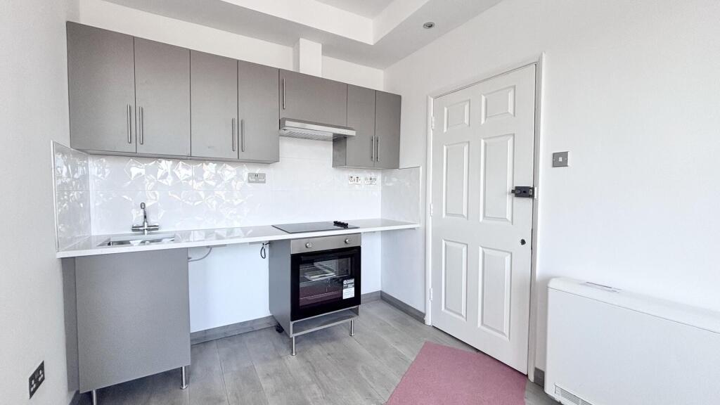 Apartment in Southend-on-Sea - View 5