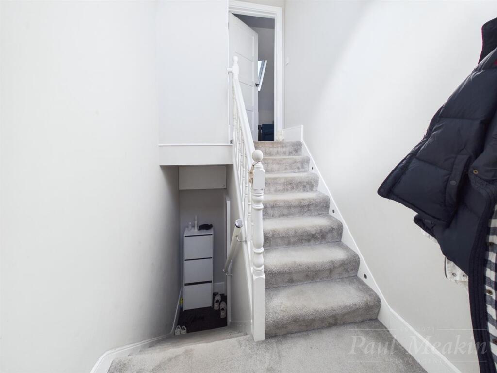 Apartment in Croydon - More