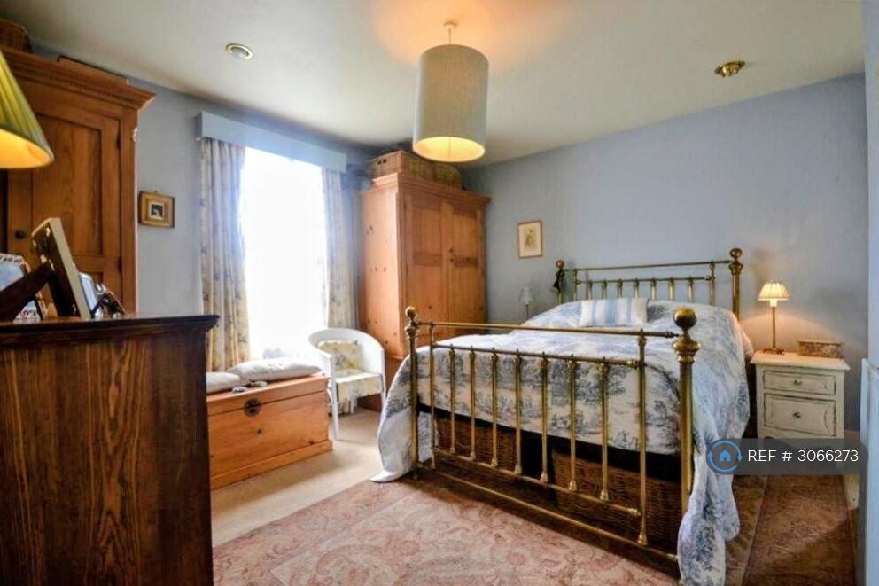 House in Kingston upon Thames - More