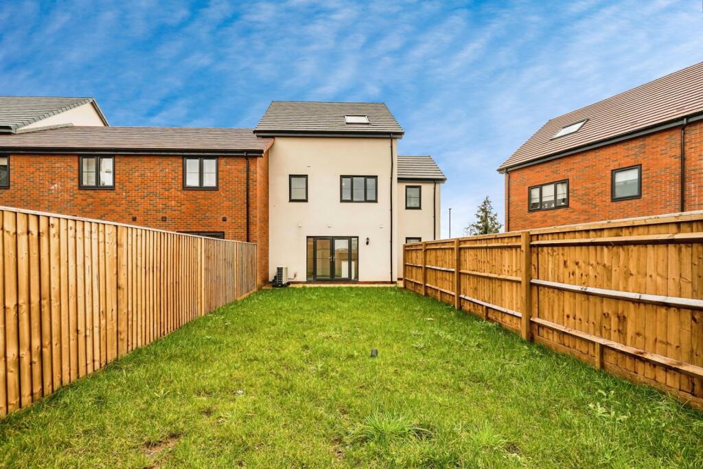 Eighth Avenue, Aylesbury, HP19 photo 2