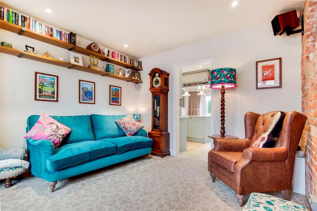 House in London, Royal Borough of Kingston upon Thames - View 4