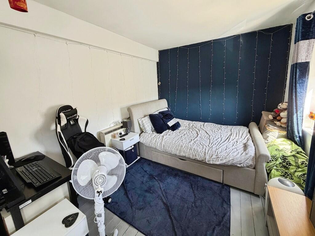 Apartment in Westbury, Leigh Park - More