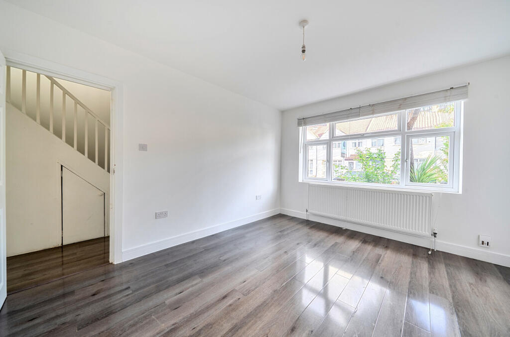 House in Croydon - View 4