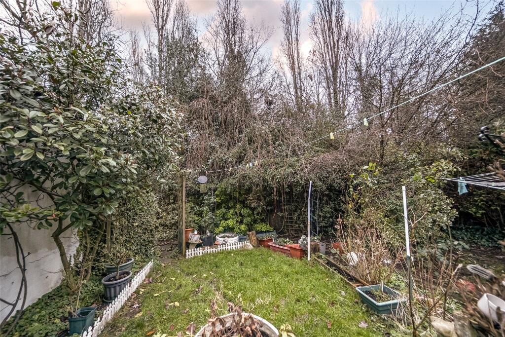 Leith Close, London, NW9 photo 4