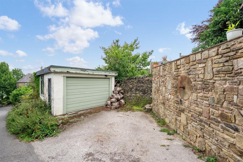 Chapel Brow, Charlesworth, SK13 photo 3