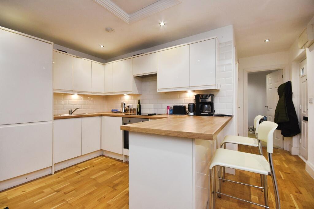 Coxtie Green Road, Pilgrims Hatch, Brentwood photo 3