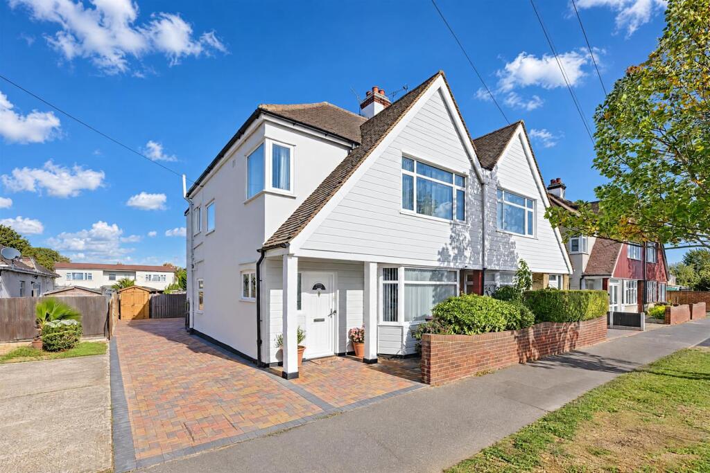 4-bed house on Prince Avenue, Westcliff-On-Sea, £500,000