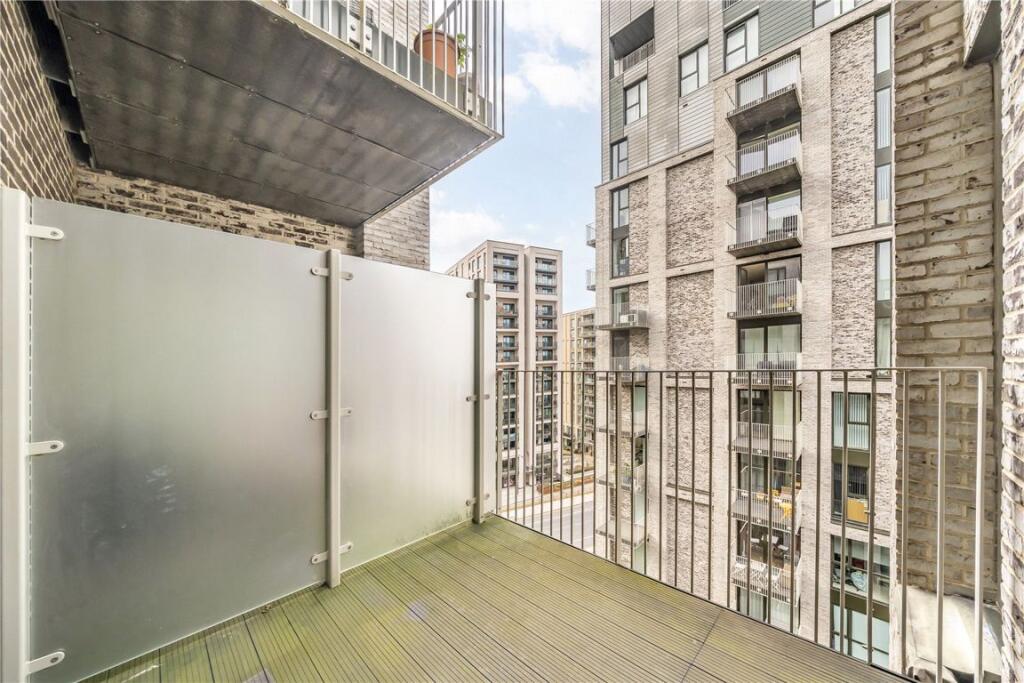 Apartment in London, Caxton Street Works, Canning Town - More