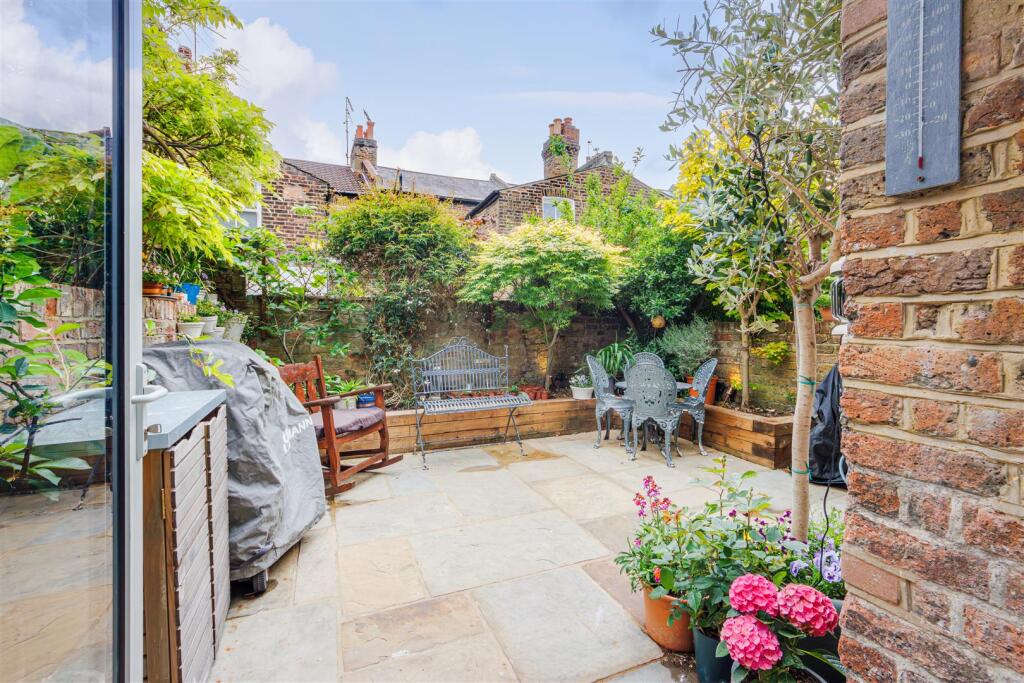 House in London - View 2