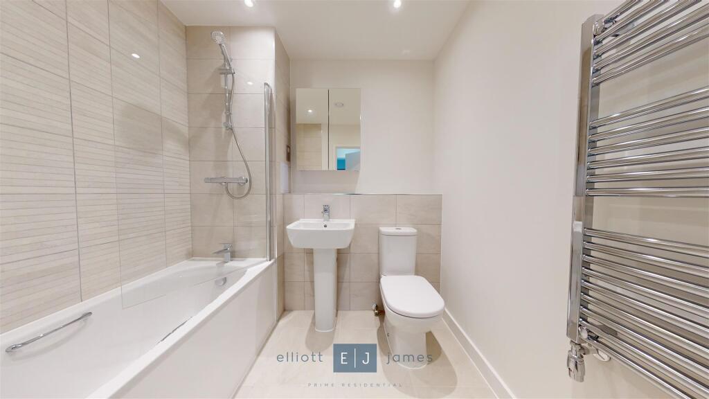 Apartment in Ilford - More