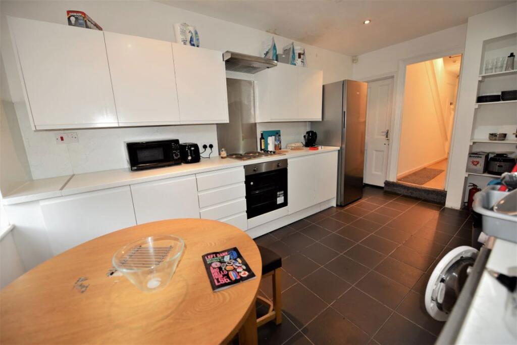 6 bedroom house for rent