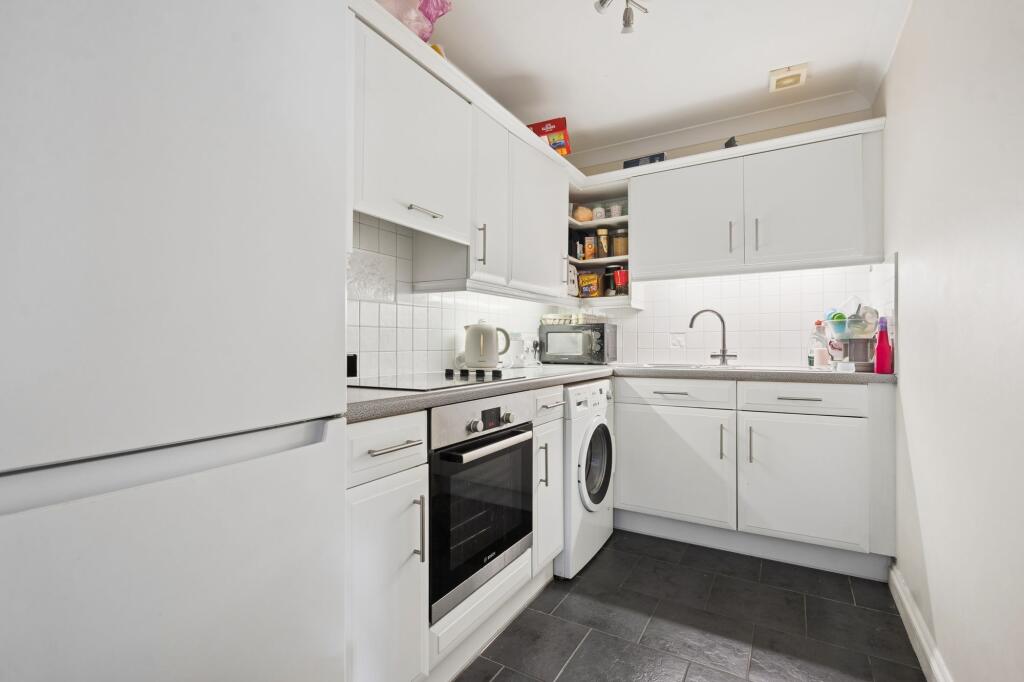Apartment in Watford, North Watford - View 5