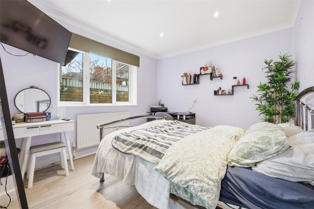 Apartment in London, Plaistow - More