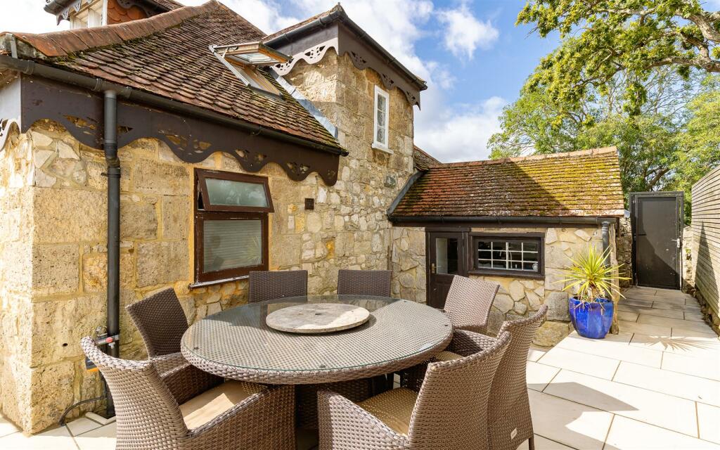DETACHED COTTAGE WITH ANNEXE AND SWIMMING POOL - Baring Road, Cowes - More